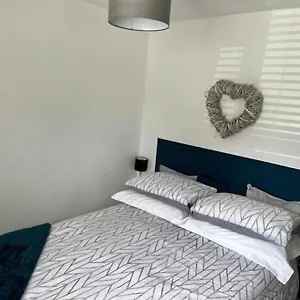  Apartment Lovely 1 Bed Serviced Near The Centre With Free Parking